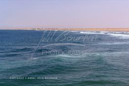 Image du Maroc Professionnelle de  Les vagues sont un mouvement ondulatoire de la surface de la mer. Elles sont créées par le vent qui transfère de l'énergie de l'atmosphère dans la mer, photo prise au
au port de Laayoune capitale du Sahara marocain, Vendredi 21 Septembre 2001. (Photo / Abdeljalil Bounhar)